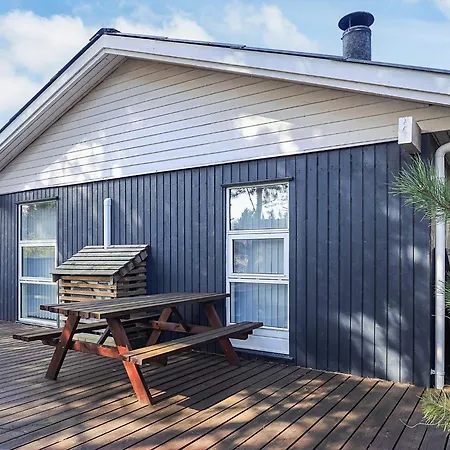Holiday home Three-bedroom In Vaeggerlose 6